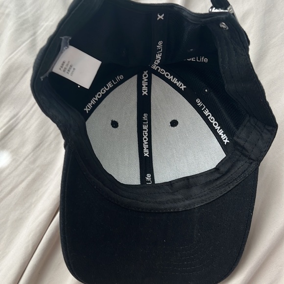 Black hat - with flower - Picture 3 of 4